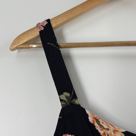 American Eagle Eagle black and rose floral crop top - Picture 5 of 16